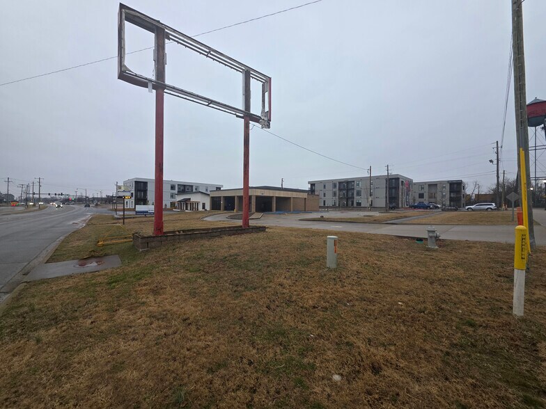 More Photos Of 401 N 2nd St, Rogers Office For Lease