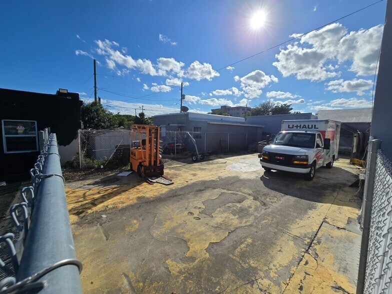 More Photos Of 1128 N Federal Hwy, Hollywood Warehouse For Lease