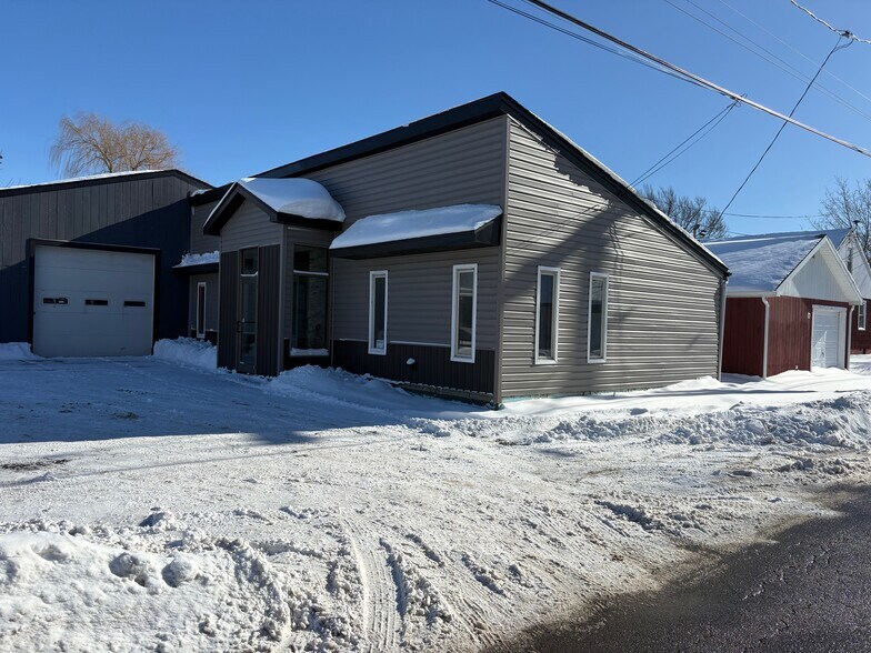 More Photos Of 116 Lake Ave, Buffalo Office For Lease