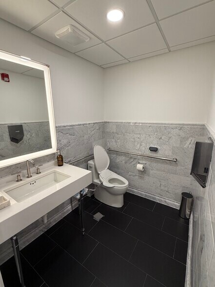 More Photos Of 710 N York Rd, Hinsdale Medical For Lease