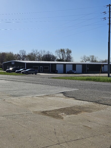 Primary Photo Of 1300 W Saunders St, Mount Pleasant Showroom For Lease