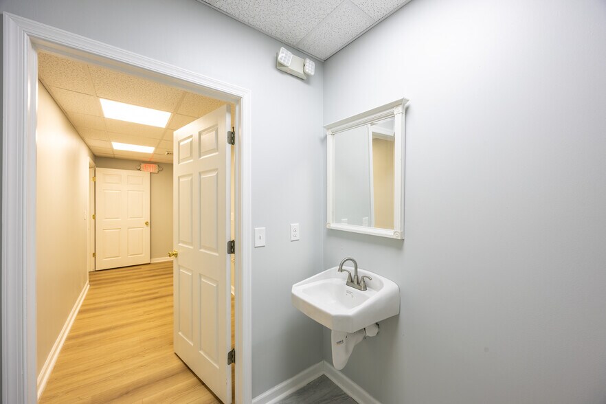 More Photos Of 320 Tilton Rd, Northfield Warehouse For Lease