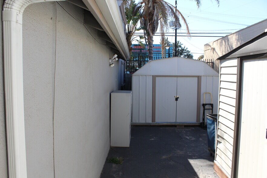 More Photos Of 6944 Reseda Blvd, Reseda Freestanding For Lease