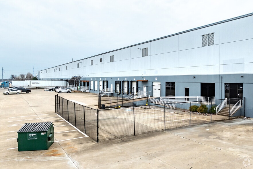 More Photos Of 1100 Chase Rd, Mesquite Distribution For Lease
