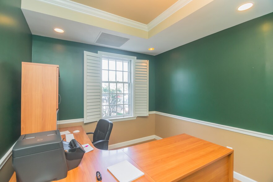 More Photos Of 410 Pine St SE, Vienna Office For Sale