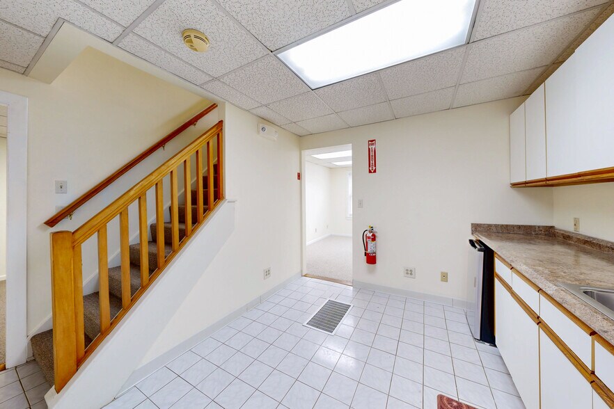 More Photos Of 17 Lark Ave, Saugus Office For Lease