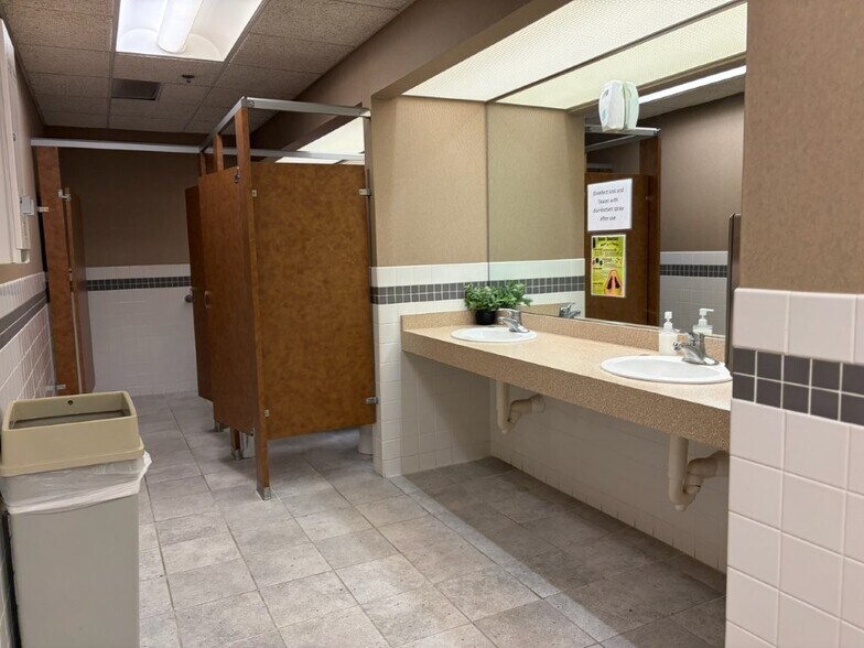 More Photos Of 20890 Kenbridge Ct, Lakeville Research And Development For Lease