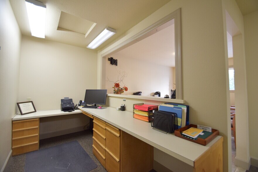 More Photos Of 180 NE Penn Ave, Bend Medical For Sale