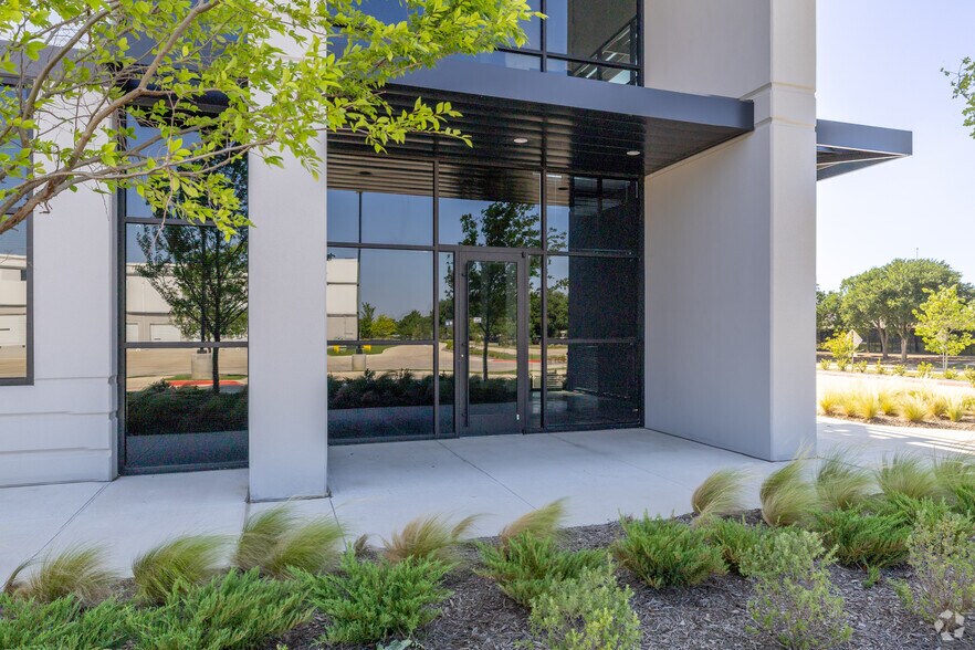 More Photos Of 4536 W Royal, Irving Warehouse For Lease