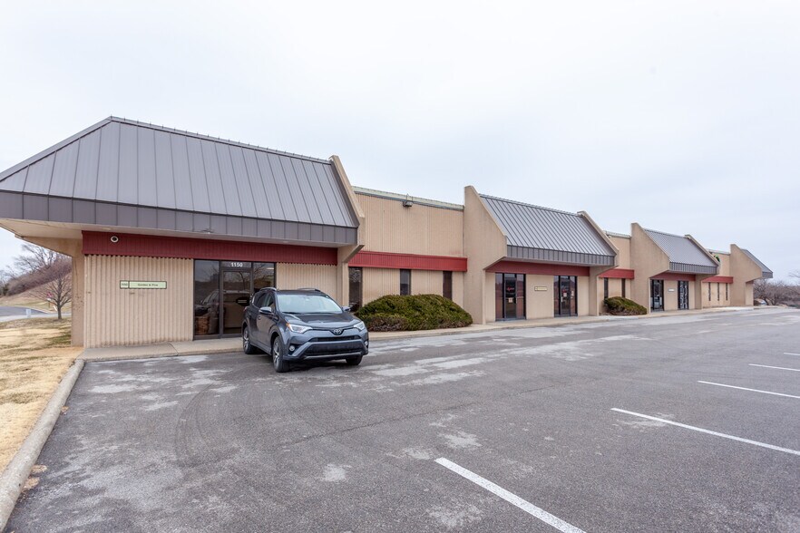 More Photos Of 1134-1150 W Cambridge Circle Dr, Kansas City Light Distribution For Lease