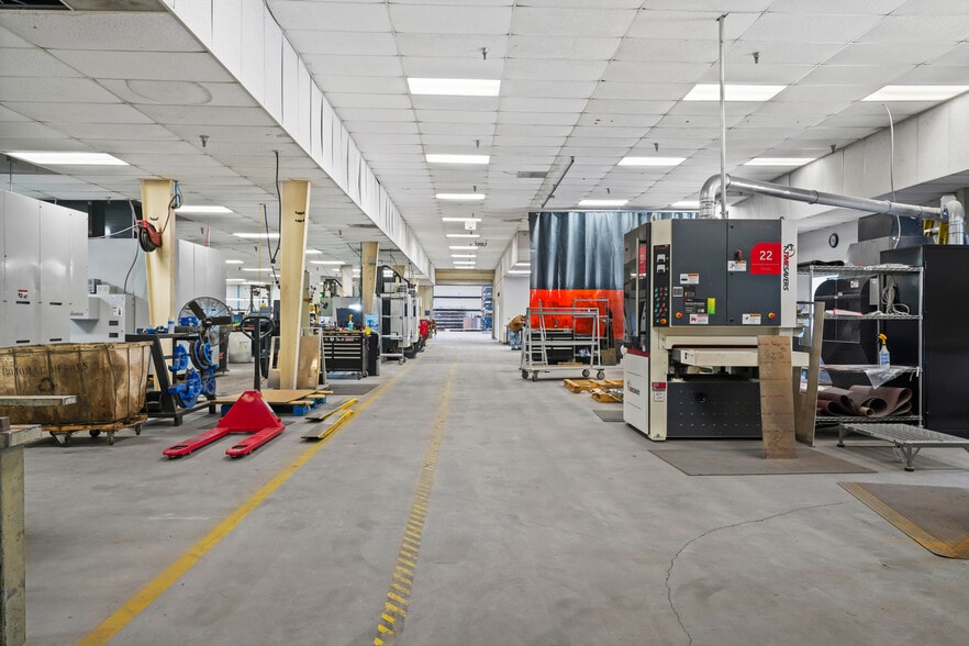 More Photos Of 43880 Commerce Ave, Hollywood Warehouse For Sale