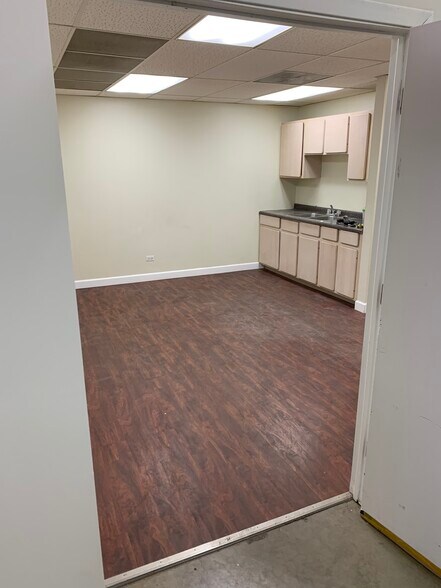 More Photos Of 2200-2290 Elmhurst Rd, Elk Grove Village Warehouse For Lease