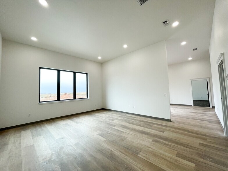 More Photos Of 6905 Alcove Ave, Lubbock Office For Lease