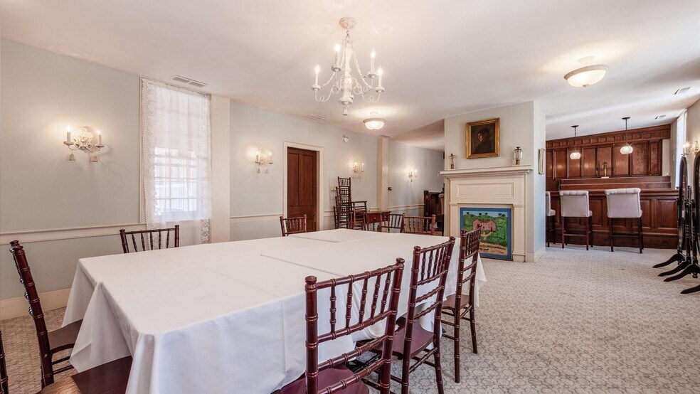 More Photos Of 313 Broadway E, Granville Hotel For Lease