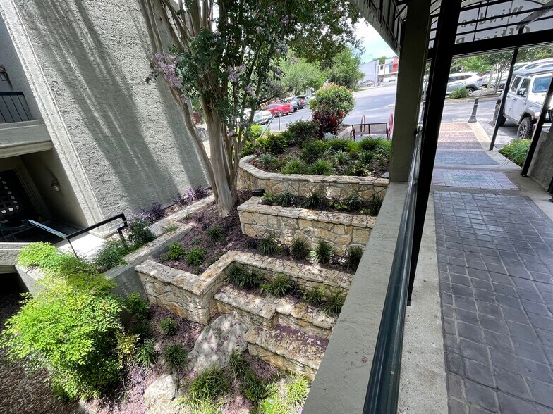 More Photos Of 2111 Dickson Dr, Austin Unknown For Lease