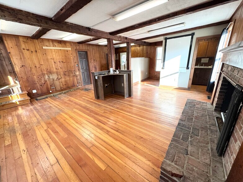 More Photos Of 2072 Main st, Londonderry Apartments For Sale