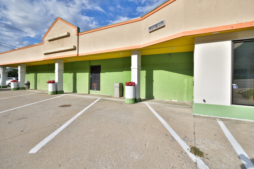 More Photos Of 107 N Bluff Rd, Collinsville Storefront For Sale