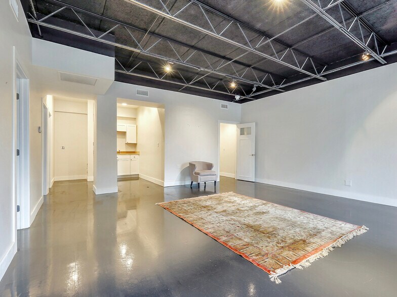 More Photos Of 705 Bond Way, Delray Beach Showroom For Sale