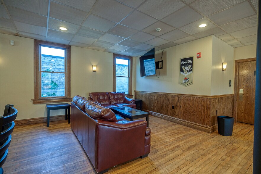 More Photos Of 1 Main St, Lyndora Restaurant For Lease