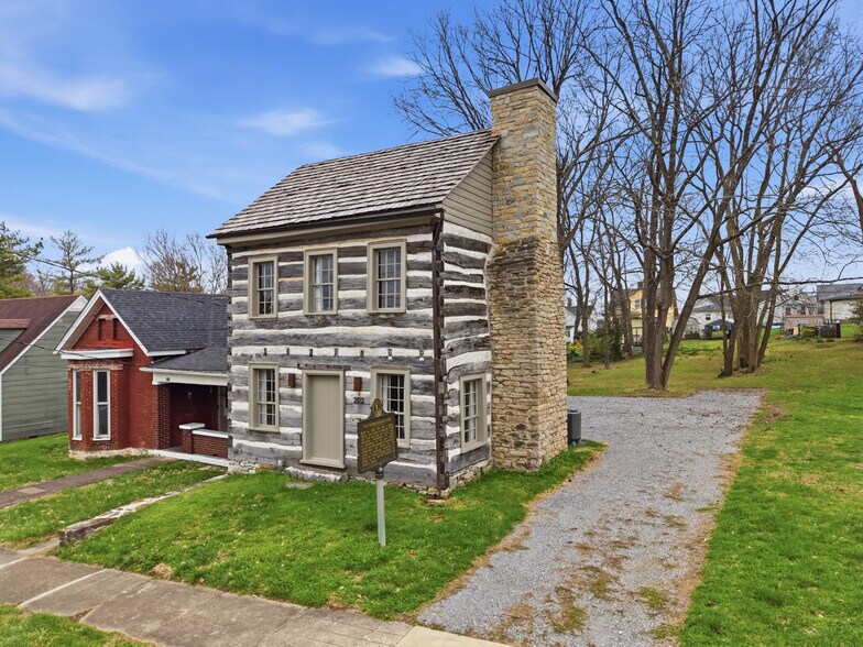 More Photos Of 202 E Walnut St, Danville Specialty For Sale