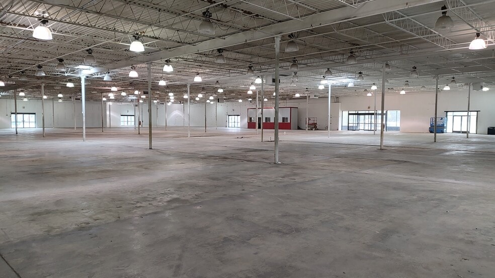 More Photos Of 2202 S Market St, Brenham Department Store For Sale