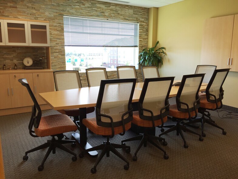 More Photos Of 1820 Old Highway 8, New Brighton Office For Lease