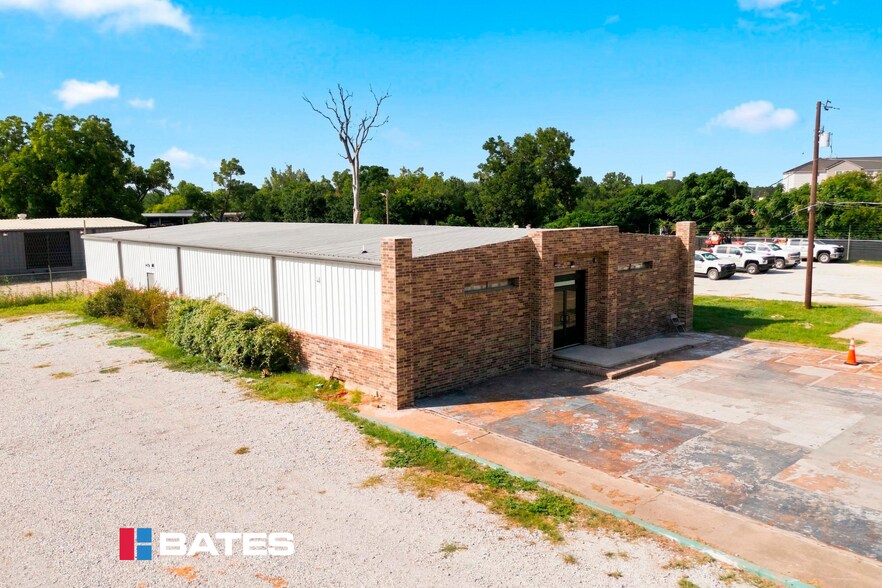 More Photos Of 901 E Johnson St, Waco Service For Sale