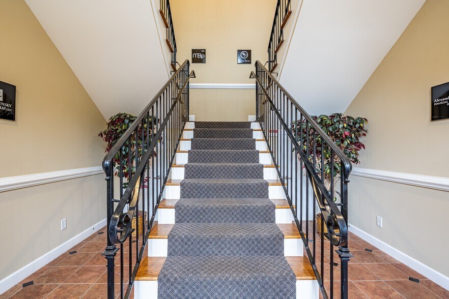 More Photos Of 295 W Crossville Rd, Roswell Office For Lease