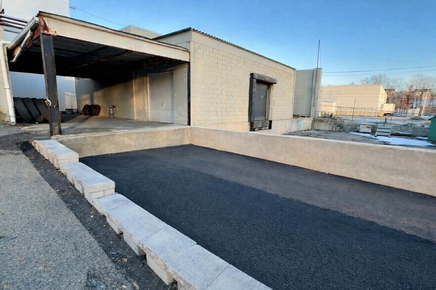 More Photos Of 36-60 Industrial pl, Middletown Manufacturing For Lease