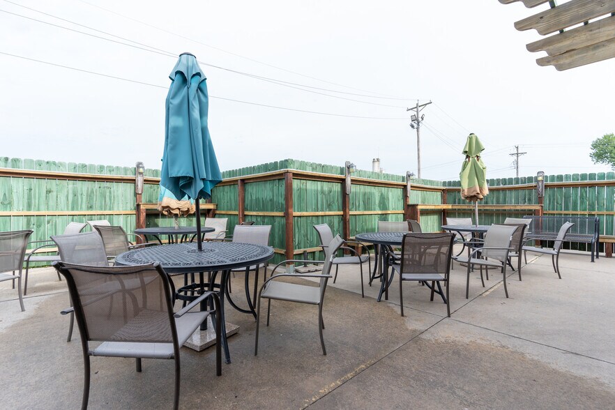 More Photos Of 1401 S Morley St, Moberly Restaurant For Sale