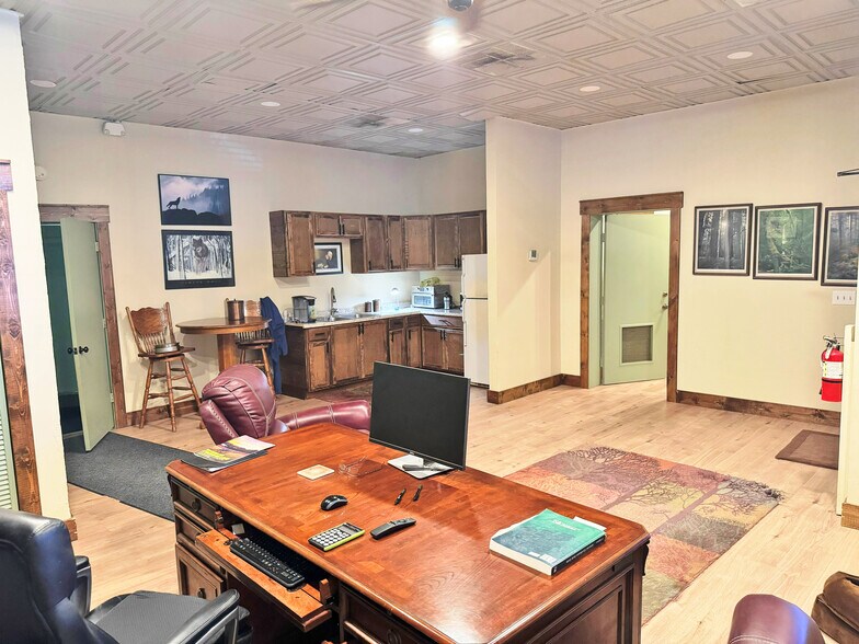 More Photos Of 1029 SE 12th Ct, Cape Coral Warehouse For Lease