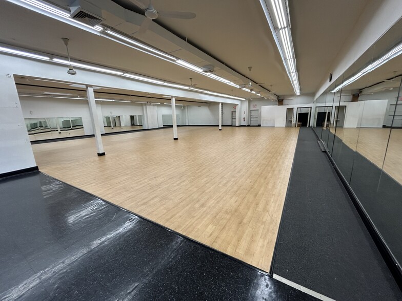 Primary Photo Of 931 Flatbush Ave, Brooklyn Health Club For Lease