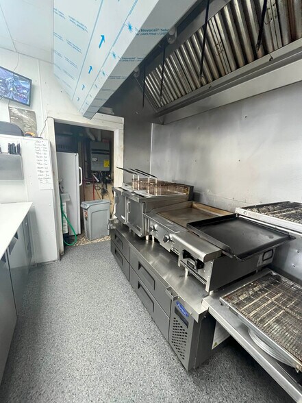 More Photos Of 1569 Forest Ave, Portland Restaurant For Sale