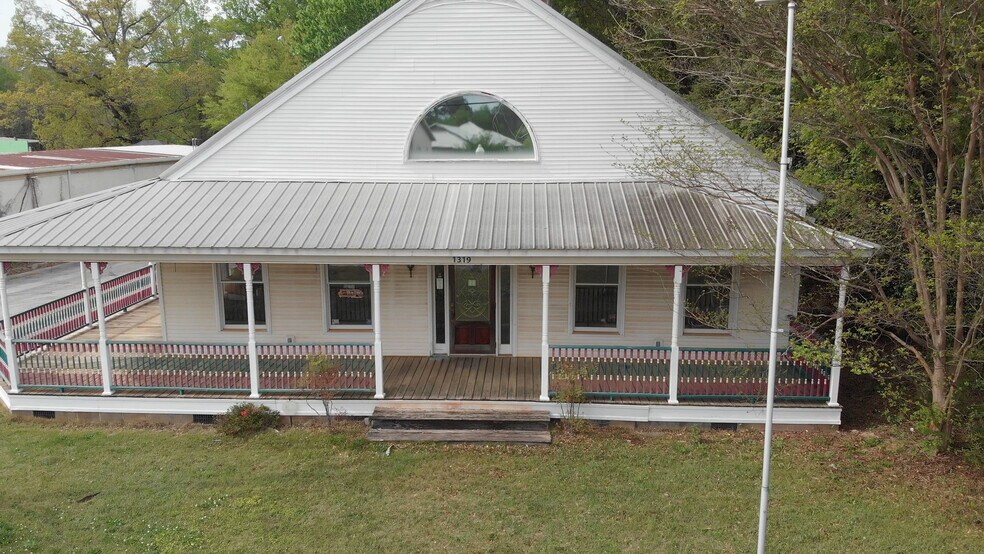 More Photos Of 1319 Opelika Rd, Auburn General Retail For Sale