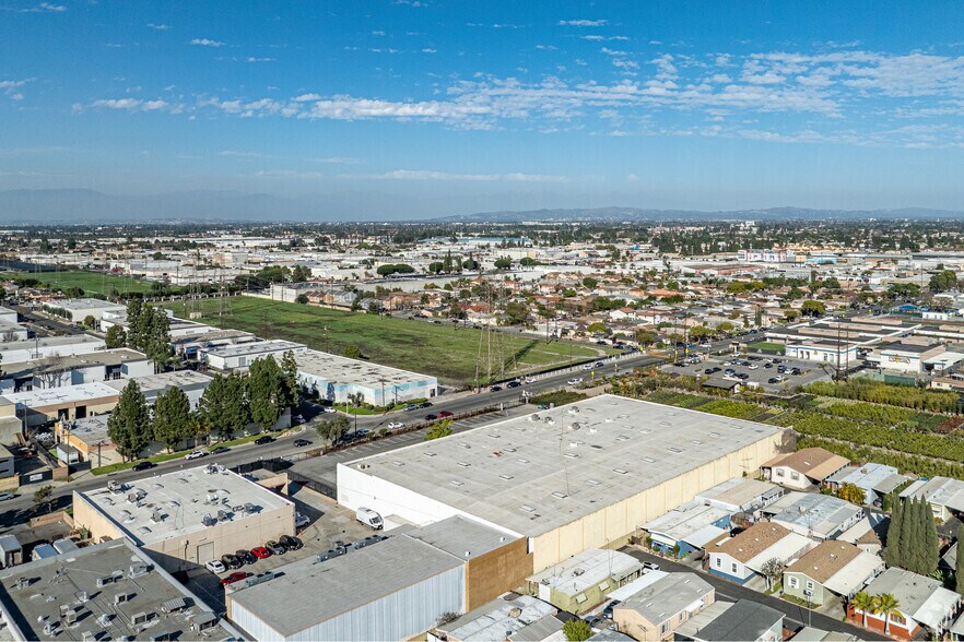 More Photos Of 7104-7110 Jackson St, Paramount Manufacturing For Lease