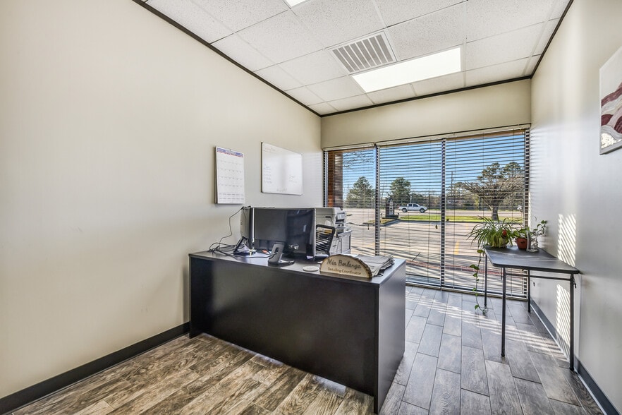 More Photos Of 2401 Parkwood Ave, Friendswood Office For Sale
