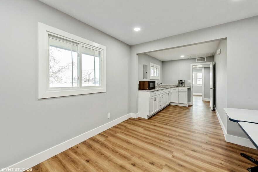 More Photos Of 711 N 1st St, Dekalb Office For Lease