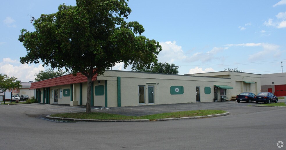 More Photos Of 39 Mildred Dr, Fort Myers Flex For Sale