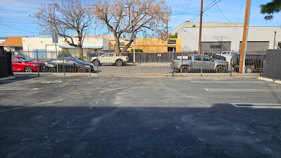 More Photos Of 16116 Covello St, Van Nuys Warehouse For Lease