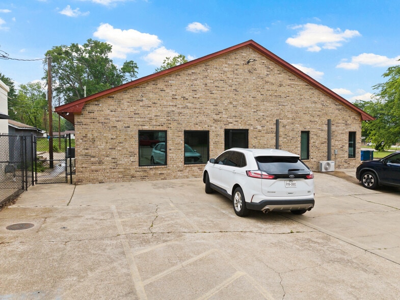 More Photos Of 107 E 11th St, Mount Pleasant Office For Sale