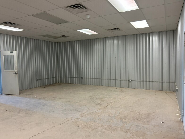 More Photos Of 2086 Oil Mill Rd, Pecos Warehouse For Lease