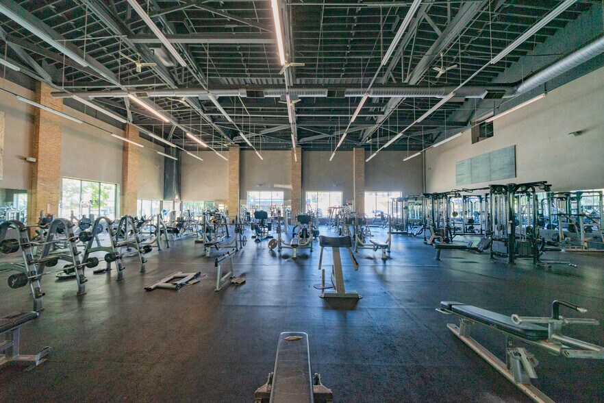 More Photos Of 4677 N Elston Ave, Chicago Health Club For Sale