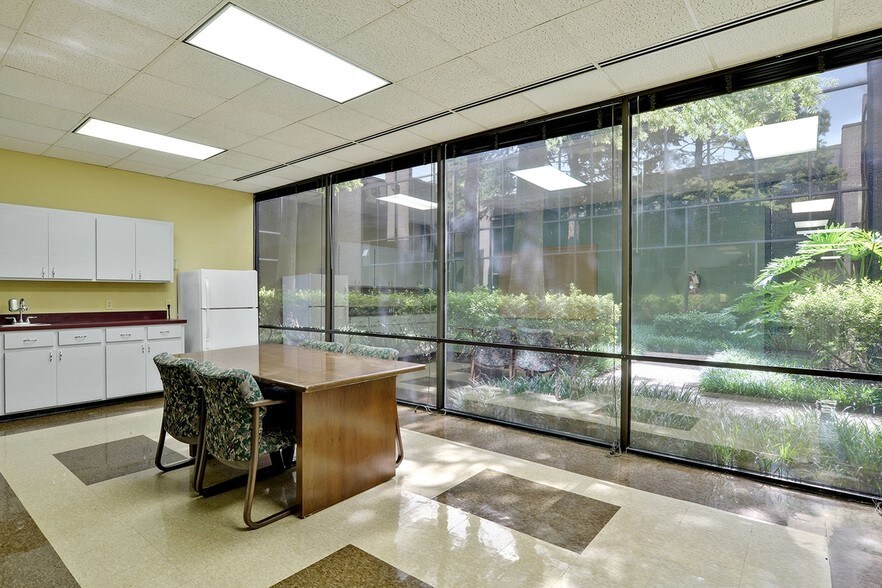 More Photos Of 4354 S Sherwood Forest Blvd, Baton Rouge Office For Lease