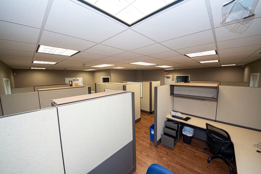 More Photos Of 303 Middletown Pky, Louisville Office For Sale