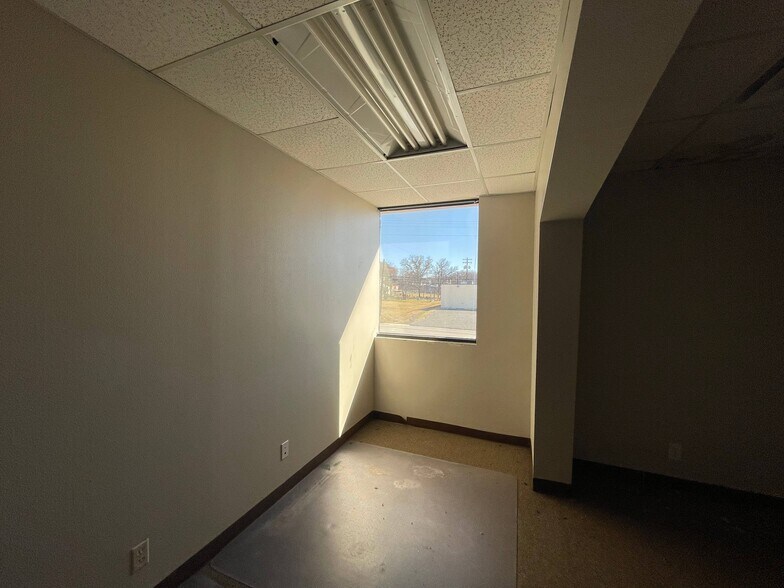 More Photos Of 1305 S Key Ave, Lampasas Office For Sale