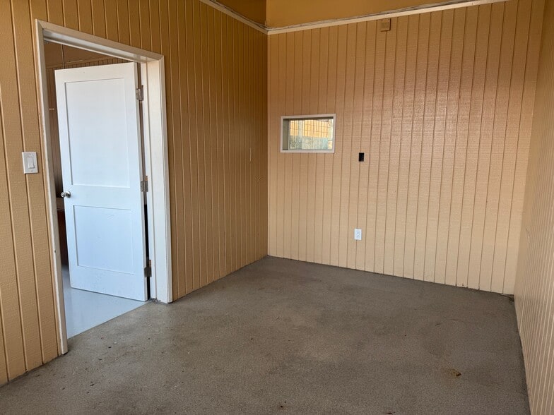 More Photos Of 1728 Maple Ave, Los Angeles Warehouse For Lease