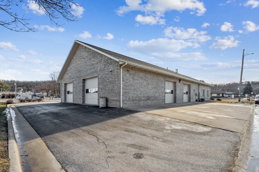 More Photos Of 702 Short St, Decorah Office For Sale