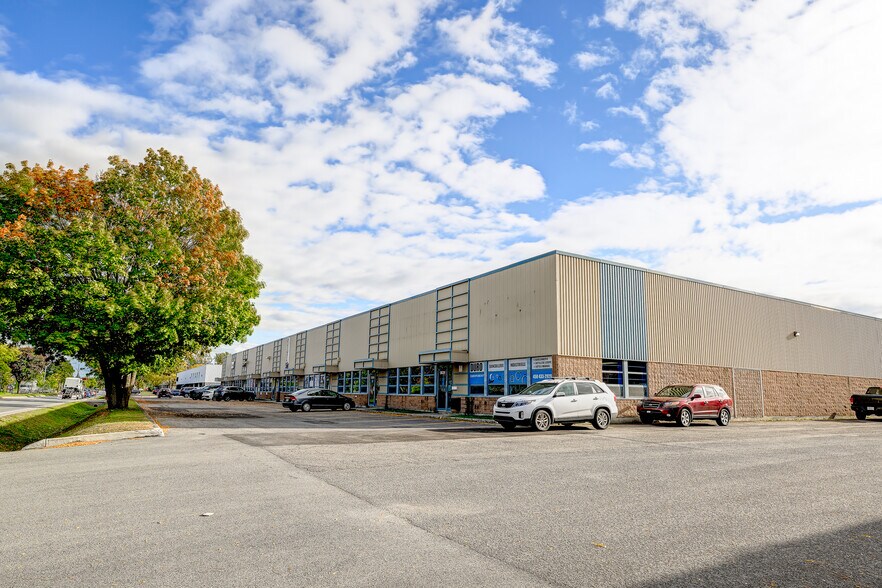More Photos Of 3515-3531 Boul de la Grande-Allée, Boisbriand Warehouse For Lease