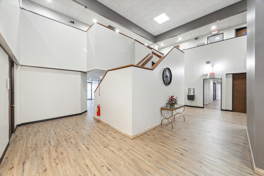 More Photos Of 17041 El Camino Real, Houston Office Residential For Sale