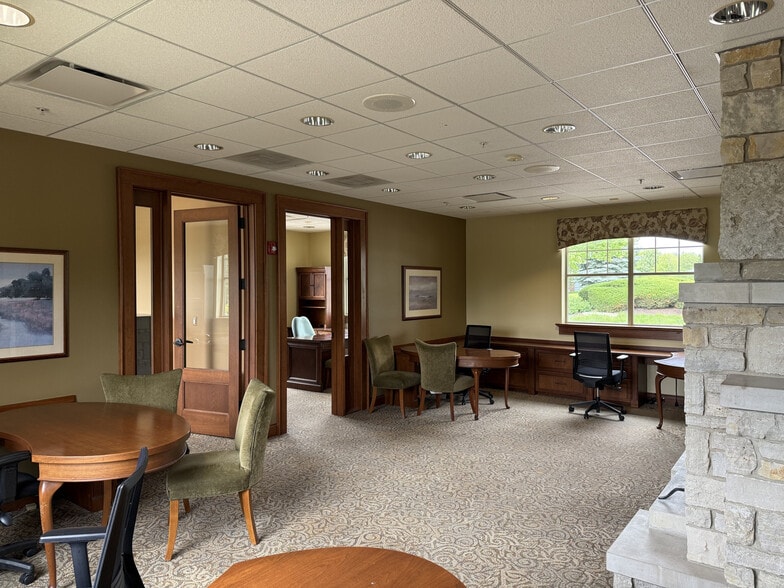 More Photos Of 10 Landover Pky, Hawthorn Woods Medical For Sale